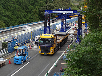 Floor slab replacement work on Tomei Expressway (between Susono Exit and Numazu Exit)