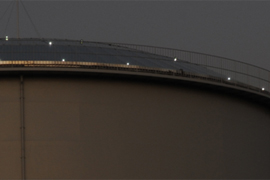 写真-8　屋根に設置したLED光源点滅状況（夜間）