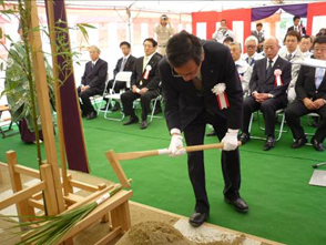 鍬入れをする緒方九州支店長