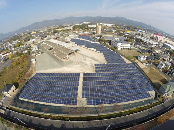 写真１　当社三田川PC工場敷地内に建設した出力1,000kW太陽光発電所の全景